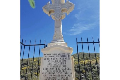 Escultura levantada en Almería, donde aparecieron los cuerpos de los amigos. - FOTO CEDIDA POR 'EL CASO ALMERÍA' EN FACEBOOK