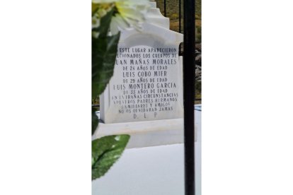 Escultura levantada en Almería, donde aparecieron los cuerpos de los amigos. - FOTO CEDIDA POR 'EL CASO ALMERÍA' EN FACEBOOK