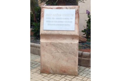 Placa instalada en el pueblo natal de Juan Mañas, uno de los asesinados, en 2015.  - FOTO CEDIDA POR 'EL CASO ALMERÍA' EN FACEBOOK