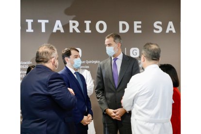 El rey don Felipe preside el acto de inauguración del nuevo edificio del Hospital Universitario de Salamanca, en un acto al que asiste el presidente de la Junta, Alfonso Fernández Mañueco.-ICAL.