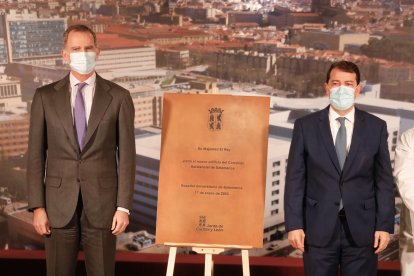 El rey don Felipe preside el acto de inauguración del nuevo edificio del Hospital Universitario de Salamanca, en un acto al que asiste el presidente de la Junta, Alfonso Fernández Mañueco.-ICAL.