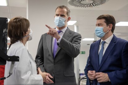 El rey don Felipe preside el acto de inauguración del nuevo edificio del Hospital Universitario de Salamanca, en un acto al que asiste el presidente de la Junta, Alfonso Fernández Mañueco.-ICAL.