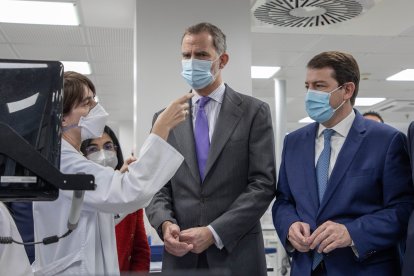El rey don Felipe preside el acto de inauguración del nuevo edificio del Hospital Universitario de Salamanca, en un acto al que asiste el presidente de la Junta, Alfonso Fernández Mañueco.-ICAL.
