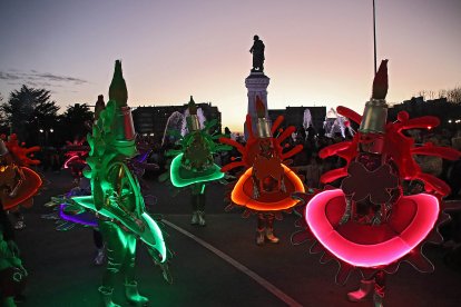 El carnaval llena de ritmo y color las calles de León y Ávila.- ICAL