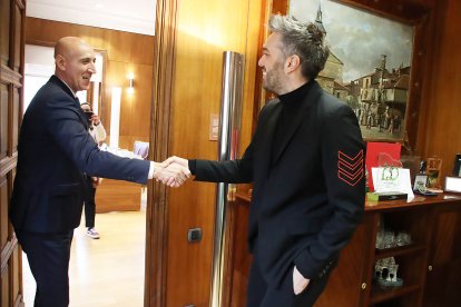 El alcalde de León, José Antonio Diez, entrega a Dani Martínez el título de Hijo Predilecto de la Ciudad. -ICAL