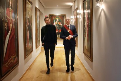 El alcalde de León, José Antonio Diez, entrega a Dani Martínez el título de Hijo Predilecto de la Ciudad. -ICAL