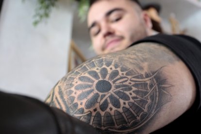 El DJ Eric García, muestra el tatuaje del rosetón de la Catedral de León que le realizaron en All Street Barber & Tattoo Studio de la capital leonesa.- ICAL