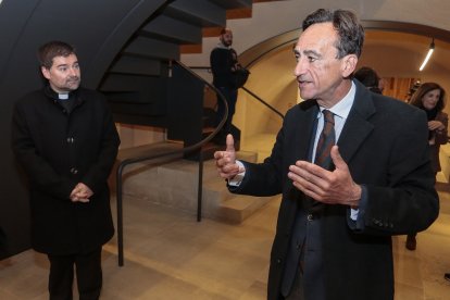 El responsable de Patrimonio de la Fundación Montemadrid, Gabriel Morate junto al abad de la Colegiata, Luis García  en el Museo de San Isidoro. ICAL