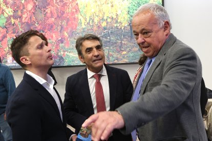 El consejero de Cultura, Turismo y Deporte, Gonzalo Santonja, Saluda al ganadero Vitorino Martin en el stad de Castilla y León en Fitur. -ICAL.
