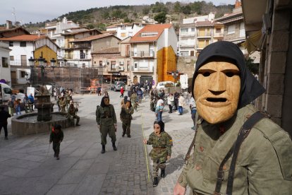 El carnaval llena de ritmo y color las calles de León y Ávila.- ICAL