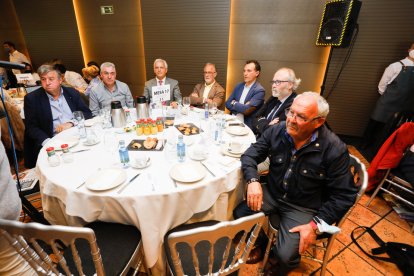 Asistentes al Club de Prensa de El Mundo con Virginia Barcones y Grande-Marlaska. / J. M. LOSTAU