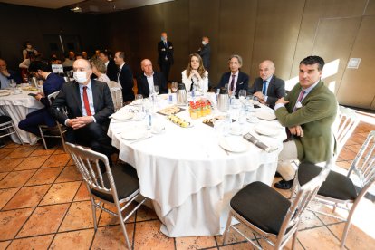 Asistentes al Club de Prensa de El Mundo con Virginia Barcones y Grande-Marlaska. / J. M. LOSTAU