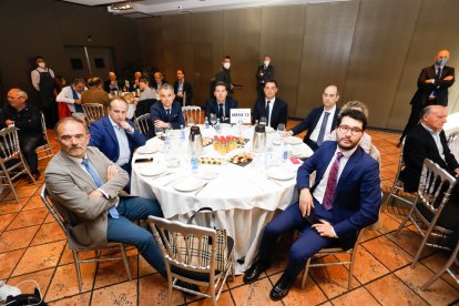 Asistentes al Club de Prensa de El Mundo con Virginia Barcones y Grande-Marlaska. / J. M. LOSTAU