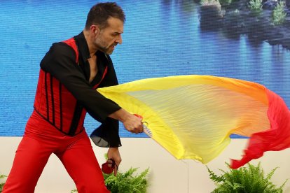 Actuación del bailarín abulense, Javier Del Real, en la presentación de la oferta turística de Ávila. -ICAL.