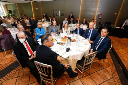 Asistentes al Club de Prensa de El Mundo con Virginia Barcones y Grande-Marlaska. / J. M. LOSTAU