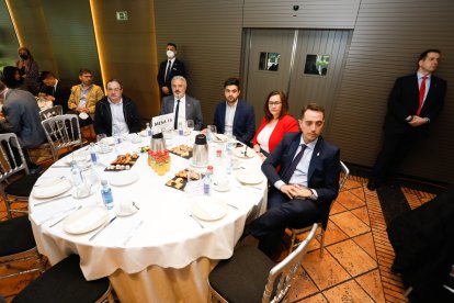 Asistentes al Club de Prensa de El Mundo con Virginia Barcones y Grande-Marlaska. / J. M. LOSTAU