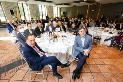 Asistentes al Club de Prensa de El Mundo con Virginia Barcones y Grande-Marlaska. / J. M. LOSTAU