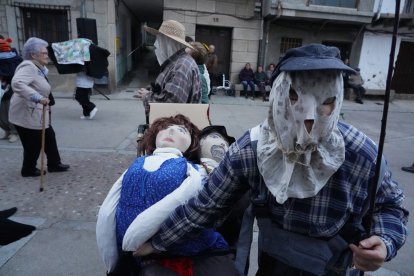 El carnaval llena de ritmo y color las calles de León y Ávila.- ICAL