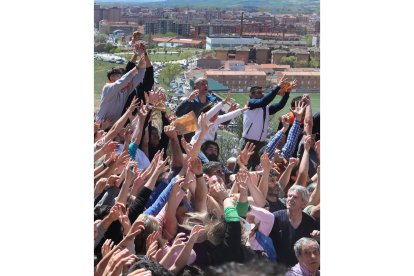 Pedrea del Pan y el Queso en Palencia, con motivo de las fiestas de santo Toribio del barrio de El Cristo. - ICAL