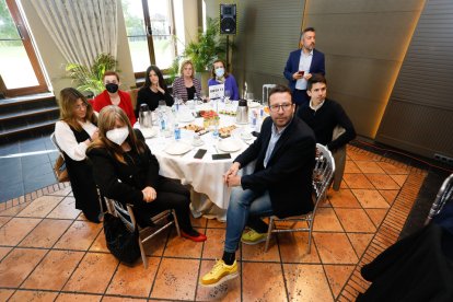 Asistentes al Club de Prensa de El Mundo con Virginia Barcones y Grande-Marlaska. / J. M. LOSTAU