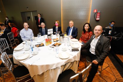 Asistentes al Club de Prensa de El Mundo con Virginia Barcones y Grande-Marlaska. / J. M. LOSTAU