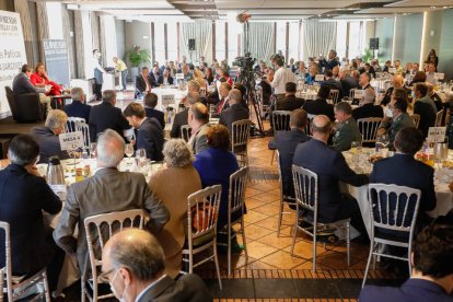 Asistentes al Club de Prensa de El Mundo con Virginia Barcones y Grande-Marlaska. / J. M. LOSTAU