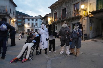 El carnaval llena de ritmo y color las calles de León y Ávila.- ICAL