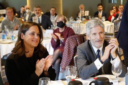 Adriana Ulibarri y Grande-Marlaska- durante el Club de Prensa. J. M. LOSTAU
