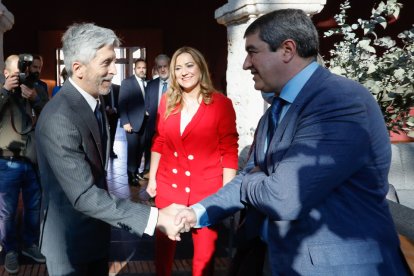 Fernando Grande-Marlaska y Pablo R. Lago se saludan ante la mirada de Virginia Barcones. / J. M. LOSTAU