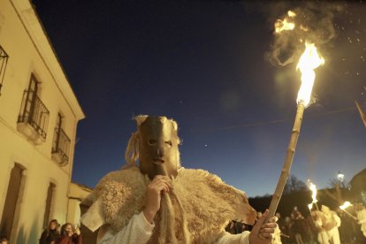 El carnaval llena de ritmo y color las calles de León y Ávila.- ICAL