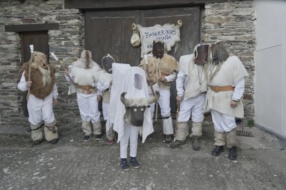 El carnaval llena de ritmo y color las calles de León y Ávila.- ICAL