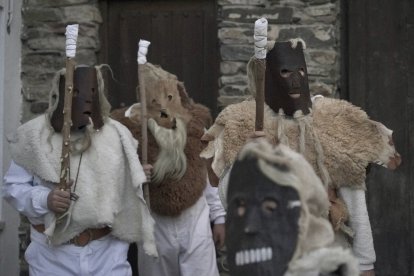 El carnaval llena de ritmo y color las calles de León y Ávila.- ICAL