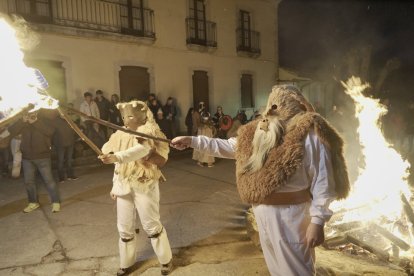 El carnaval llena de ritmo y color las calles de León y Ávila.- ICAL