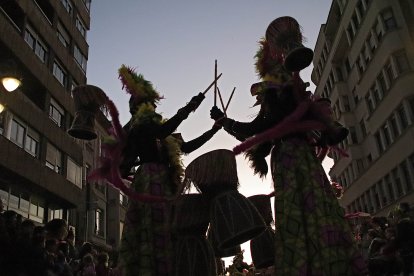 El carnaval llena de ritmo y color las calles de León y Ávila.- ICAL