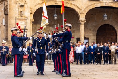Pasacalles de la Sección de Movimientos Floreados y la Unidad de Música de la Guardia Real en Ciudad Rodrigo (Salamanca). -ICAL