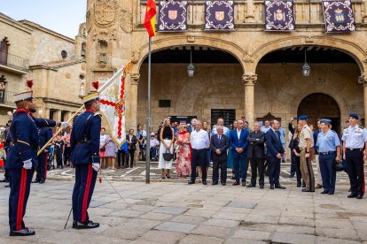 Pasacalles de la Sección de Movimientos Floreados y la Unidad de Música de la Guardia Real en Ciudad Rodrigo (Salamanca). -ICAL