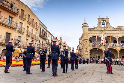 Pasacalles de la Sección de Movimientos Floreados y la Unidad de Música de la Guardia Real en Ciudad Rodrigo (Salamanca). -ICAL