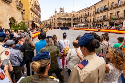 Pasacalles de la Sección de Movimientos Floreados y la Unidad de Música de la Guardia Real en Ciudad Rodrigo (Salamanca). -ICAL