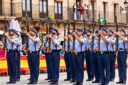 Pasacalles de la Sección de Movimientos Floreados y la Unidad de Música de la Guardia Real en Ciudad Rodrigo (Salamanca). -ICAL