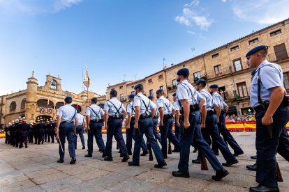 Pasacalles de la Sección de Movimientos Floreados y la Unidad de Música de la Guardia Real en Ciudad Rodrigo (Salamanca). -ICAL