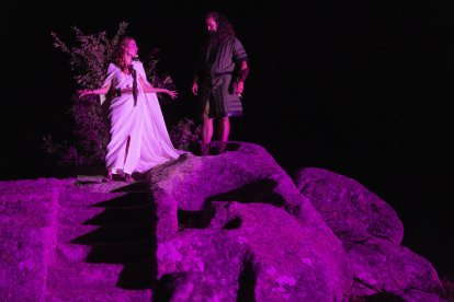 XVI edición del festival ‘Luna Celta’ que se celebra en la localidad abulense de Solosancho. En la foto, un momento de las actuaciones realizadas junto al altar de sacrificios del castro vettón de Ulaca.- ICAL
