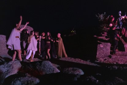 XVI edición del festival ‘Luna Celta’ que se celebra en la localidad abulense de Solosancho. En la foto, un momento de las actuaciones realizadas junto al altar de sacrificios del castro vettón de Ulaca.- ICAL