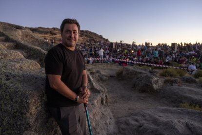 XVI edición del festival ‘Luna Celta’ que se celebra en la localidad abulense de Solosancho. En la foto, el alcalde de Solosancho, Jesús Martín García. junto al altar de sacrificios del castro vettón de Ulaca.- ICAL