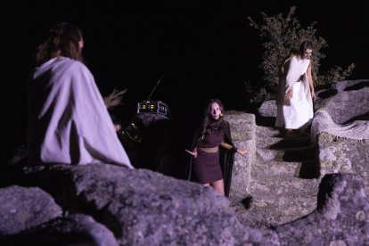 XVI edición del festival ‘Luna Celta’ que se celebra en la localidad abulense de Solosancho. En la foto, un momento de las actuaciones realizadas junto al altar de sacrificios del castro vettón de Ulaca.- ICAL