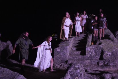 XVI edición del festival ‘Luna Celta’ que se celebra en la localidad abulense de Solosancho. En la foto, un momento de las actuaciones realizadas junto al altar de sacrificios del castro vettón de Ulaca.- ICAL