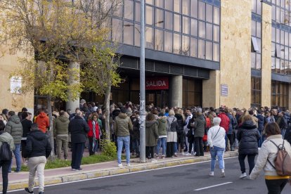 Salamanca acoge el examen de oposición para obtener plaza de celador en la Gerencia Regional de Salud (Sacyl). -ICAL