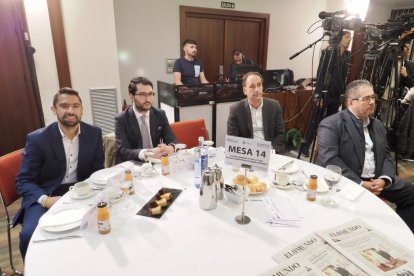 Víctor Blanco (Responsable de RRSS de Iberaval); Saúl Núñez Amado (Responsable de Relaciones Institucionales ECOVA – Colegio de Economistas de Valladolid); Luis Acebal (Departamento de Comunicación de Banco Sabadell); y Juan Ramón Jiménez Fernández. Club de Prensa El Mundo – Diario de Castilla y León ‘El sector financiero en Castilla y León. Un aliado imprescindible de nuestro crecimiento’. -PHOTOGENIC