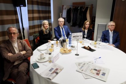 Ciriaco Rodríguez; Ana Remis (Departamento Comercial El Mundo – Diario de Castilla y León); Ignacio Rodríguez Taboada; María Jesús García (Departamento Financiero de Edigrup Media); y Armando Reinoso (Vocal Consejo Provincial de AECC). Club de Prensa El Mundo – Diario de Castilla y León ‘El sector financiero en Castilla y León. Un aliado imprescindible de nuestro crecimiento’. -PHOTOGENIC