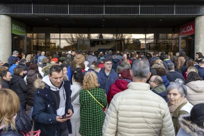 Salamanca acoge el examen de oposición para obtener plaza de celador en la Gerencia Regional de Salud (Sacyl). -ICAL