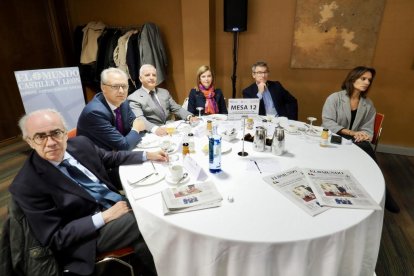 César Gómez Blanco (Economista); José Aurelio Alonso (Director Financiero de RTVCyL); José Modesto Pérez Hernanz (Renfe); Reyes Alonso (Departamento Comercial Castilla y León EsRadio); y Alberto Bores (Secretario Ejecutivo Consejo Evangélico de Castilla y León). Club de Prensa El Mundo – Diario de Castilla y León ‘El sector financiero en Castilla y León. Un aliado imprescindible de nuestro crecimiento’. -PHOTOGENIC